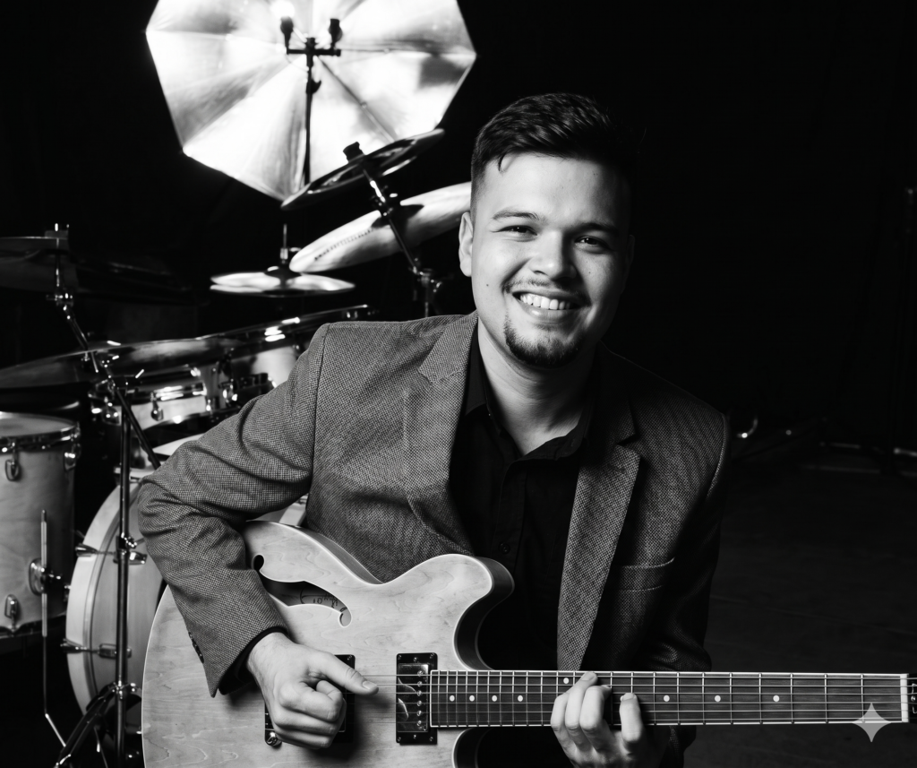 Matheus Gomes com instrumento musical